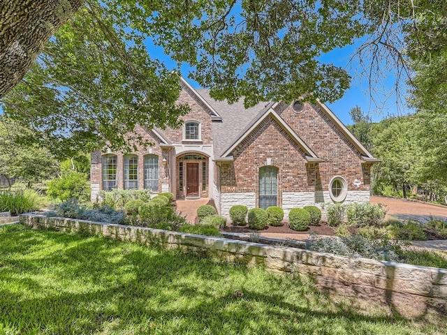 view of front facade featuring a front yard