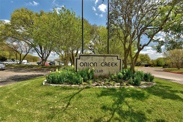 community / neighborhood sign featuring a yard