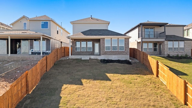 view of front of property featuring a front lawn