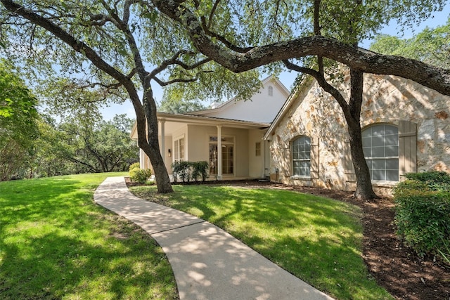 view of front of house featuring a front lawn