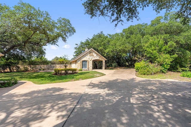 view of front of house featuring a front yard