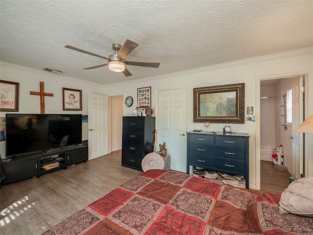 living room with crown molding, ceiling fan, and light hardwood / wood-style flooring