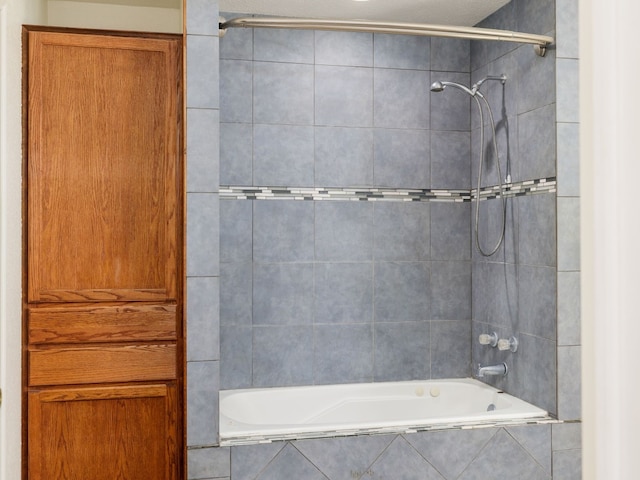 bathroom featuring tiled shower / bath combo