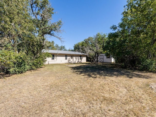 view of yard with a storage unit