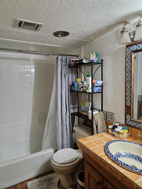 505 W 7th St Unit 108, Austin, TX 78701 - bathroom with a textured wall, a textured ceiling, vanity, shower / tub combo, and toilet