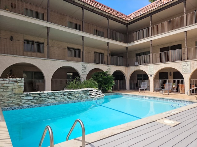 view of swimming pool