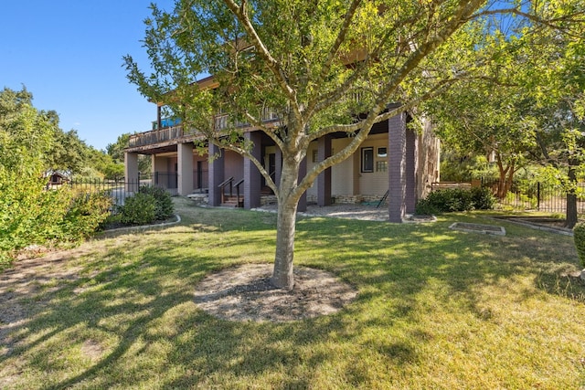 view of front of property featuring a deck and a front lawn