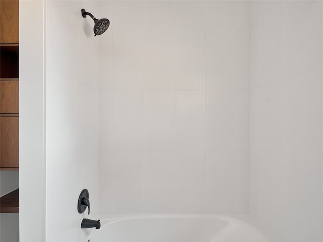 bathroom featuring tiled shower / bath