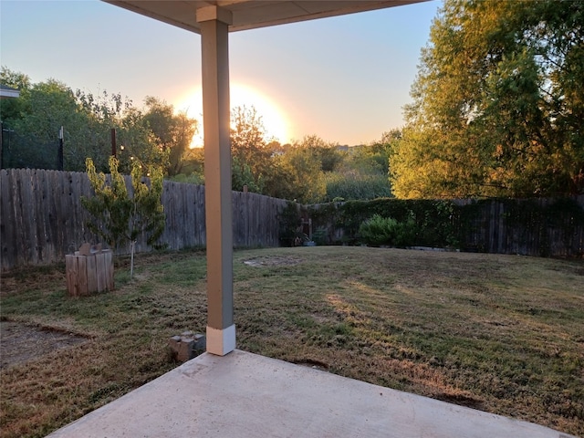 view of yard at dusk