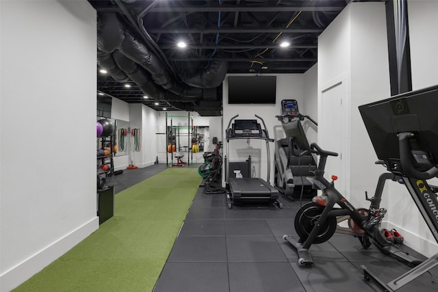 exercise room featuring baseboards