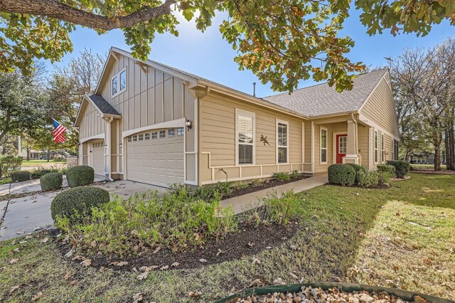 view of front of home featuring a front yard and a garage