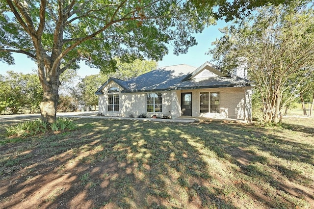 view of front of home featuring a patio area and a front yard