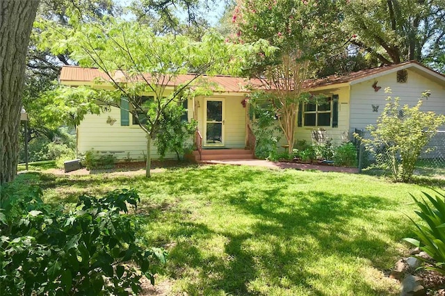 ranch-style home featuring a front lawn