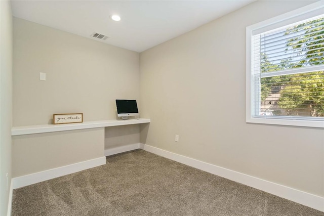 unfurnished office with carpet, baseboards, visible vents, built in study area, and recessed lighting