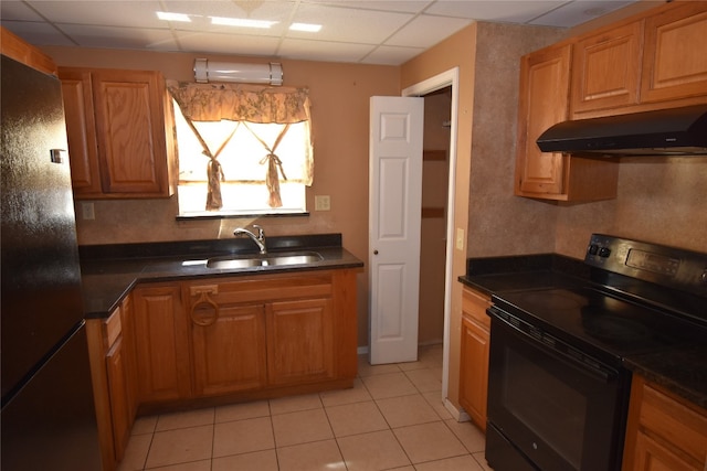 kitchen with light tile patterned flooring, black appliances, a drop ceiling, sink, and a wall mounted air conditioner