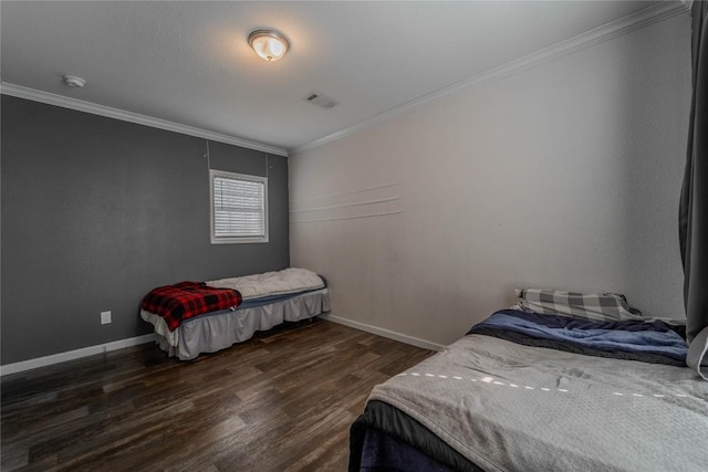 1256 Sunrise Vis, Thorndale, TX 76577 - bedroom with wood finished floors, visible vents, crown molding, and baseboards