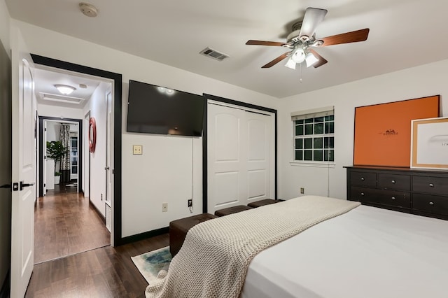 bedroom with dark hardwood / wood-style floors, ceiling fan, and a closet