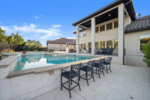 view of pool with an in ground hot tub and a patio area