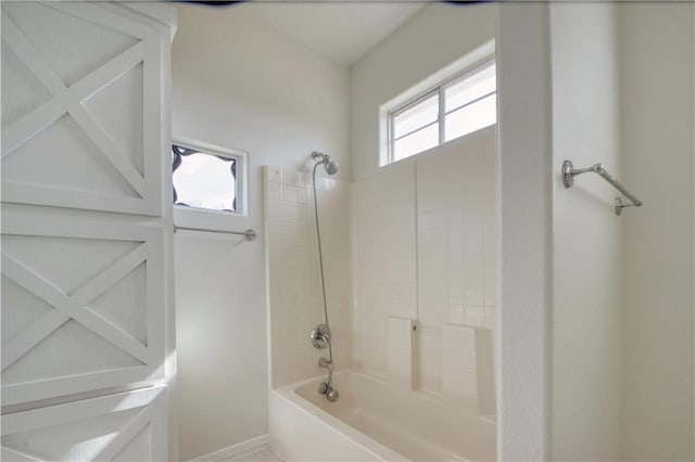 bathroom with tiled shower / bath combo