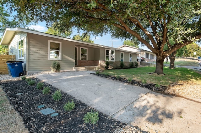 single story home featuring a front yard