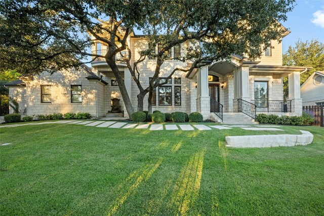 view of front facade with a front lawn