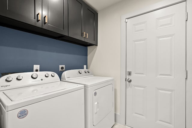 washroom featuring cabinets and washing machine and dryer