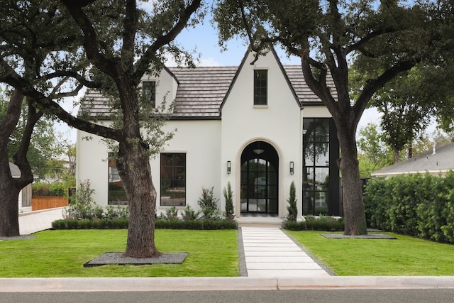 view of front of house featuring a front lawn