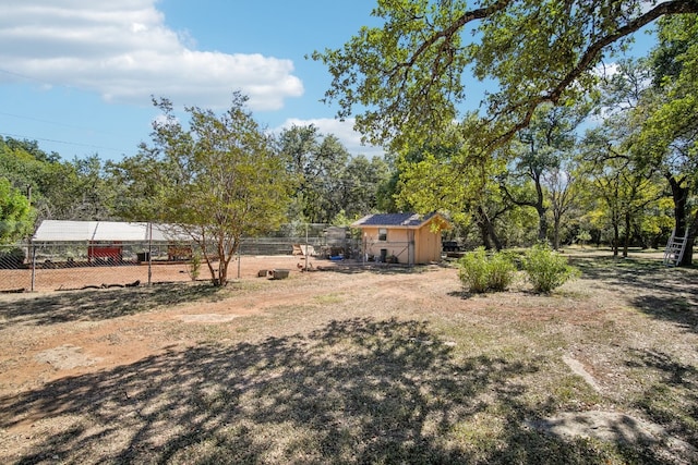 view of yard featuring a shed