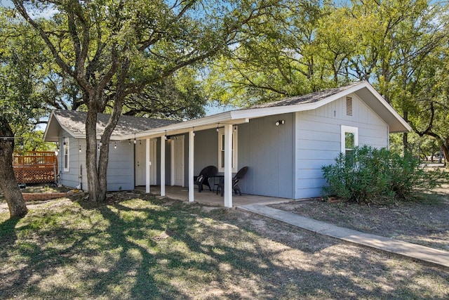 view of front of property featuring a front yard and a patio area