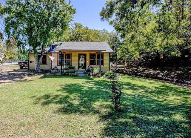 view of front of house featuring a front lawn