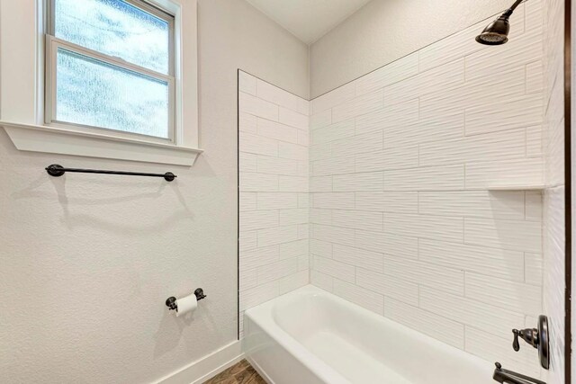 bathroom with tiled shower / bath