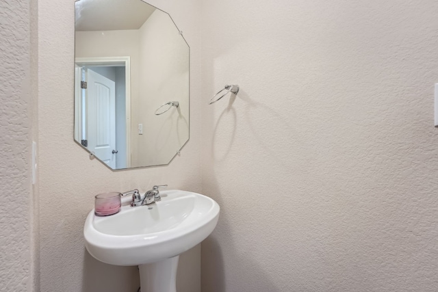 bathroom featuring sink