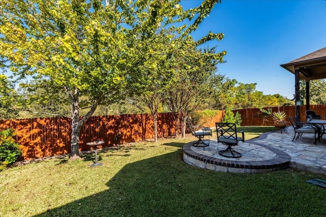 view of yard with a patio area