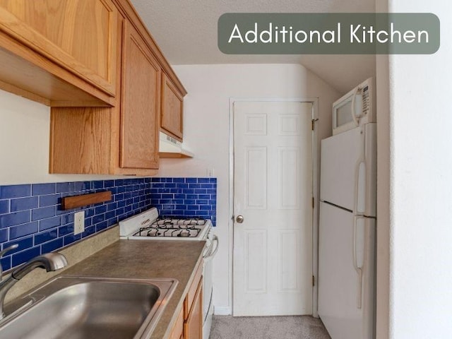 418 Shadow Pt, San Marcos, TX 78666 - kitchen with white appliances, light carpet, under cabinet range hood, a sink, and decorative backsplash