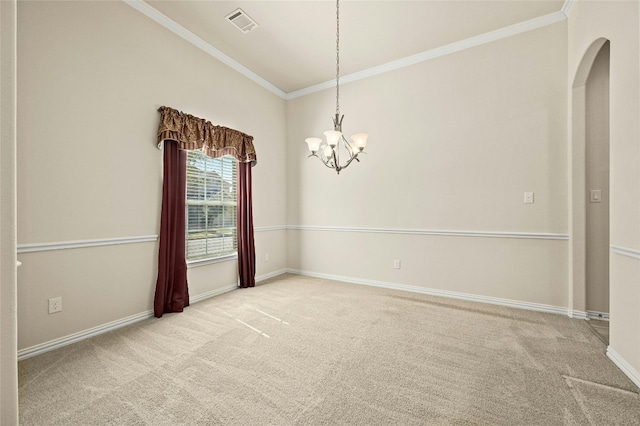 empty room with carpet, ornamental molding, and an inviting chandelier