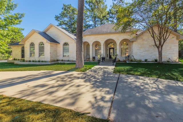 view of front facade featuring a front yard