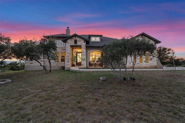 view of front of property featuring a lawn