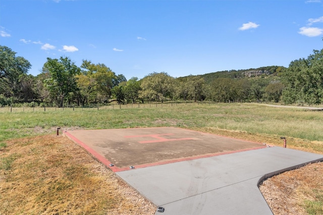 view of yard featuring a rural view