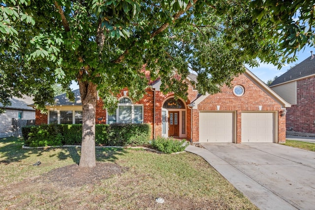 view of front of home featuring a front lawn and a garage