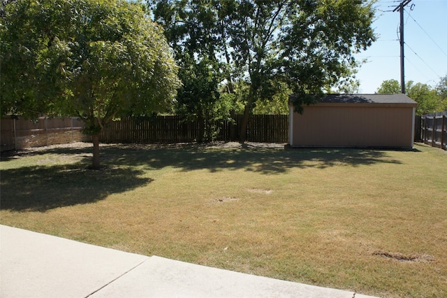 view of yard featuring a storage shed