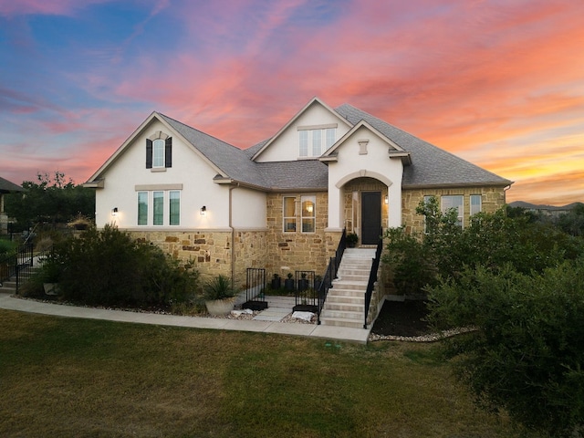 view of front of property featuring a lawn