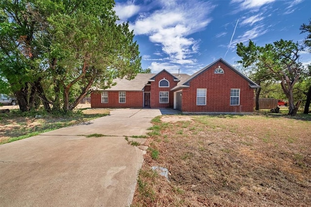 view of front facade featuring a front lawn