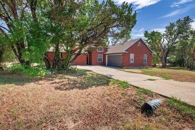 view of front of home featuring a front lawn and a garage