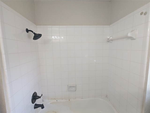 bathroom with tiled shower / bath combo