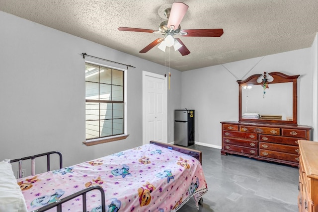 bedroom with ceiling fan and a textured ceiling