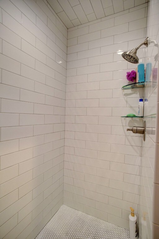 bathroom featuring tiled shower