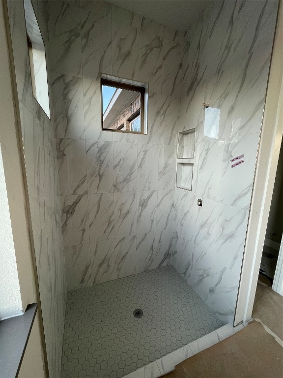 bathroom featuring tiled shower