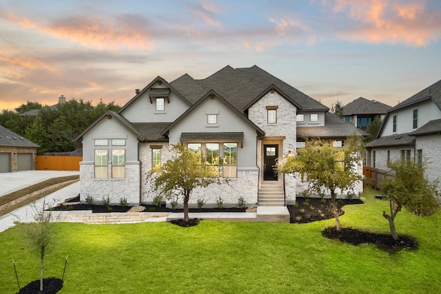 view of front of property featuring a lawn