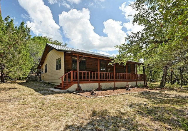 view of front of house featuring a front yard