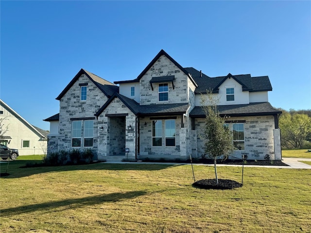 view of front facade featuring a front lawn